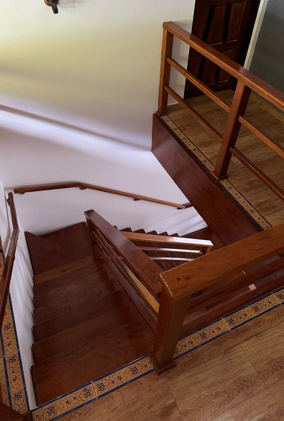 Sala de estar luxuosa do Recanto França com acabamento em mármore e vistas panorâmicas